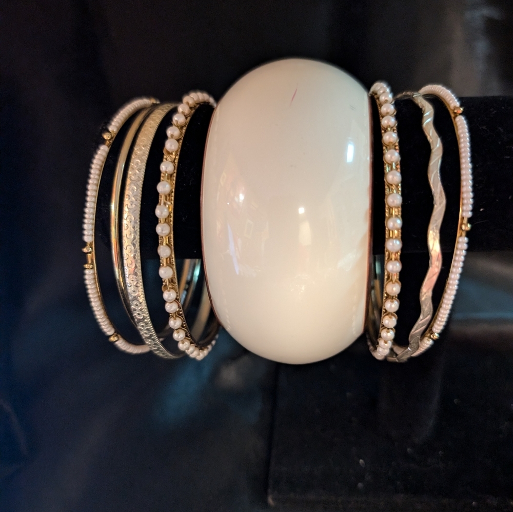 Vintage Large Bangle with additional 7 bangles - Picture 3 of 10
